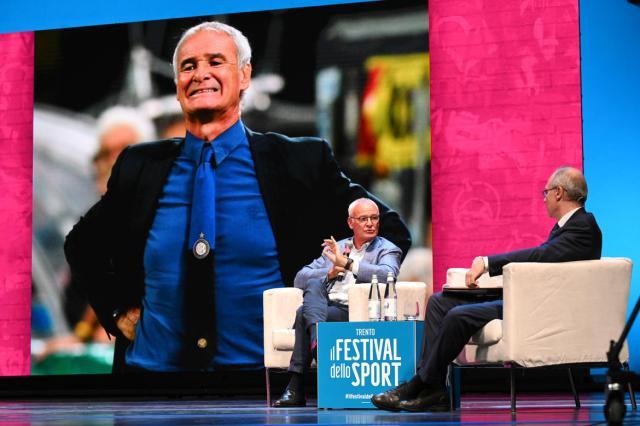 1664000506683071509.jpg CLAUDIO-RANIERI-IL-LORD-DEL-CALCIO-Nella-foto-Claudio-RANIERI-Alessandro-VOCALELLI-Festival-dello-Sport-Teatro-Sociale-Trento-22-settembre-2022_imagefullwide.jpg